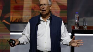 enfrentamiento con salinas pliego pone a prueba el poder de sheinbaum | reuters