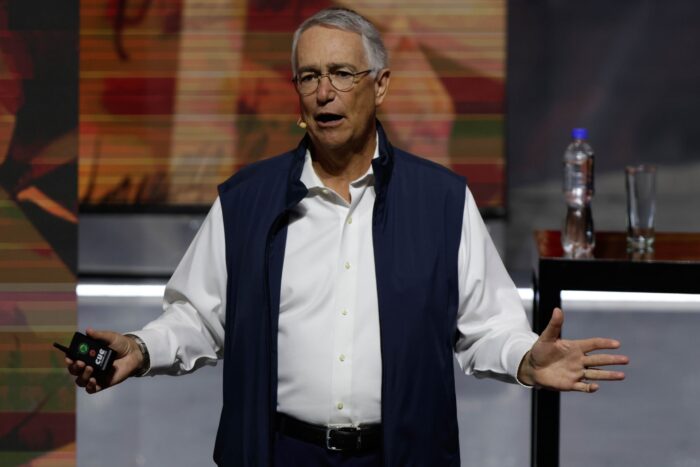 enfrentamiento con salinas pliego pone a prueba el poder de sheinbaum | reuters