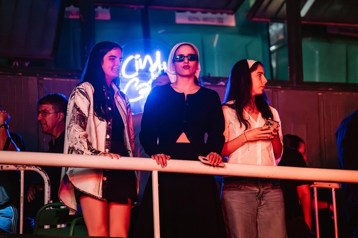 rosalía llegó a la argentina y fue directo al recital de cindy cats, donde subieron emilia, diego torres, trueno y más