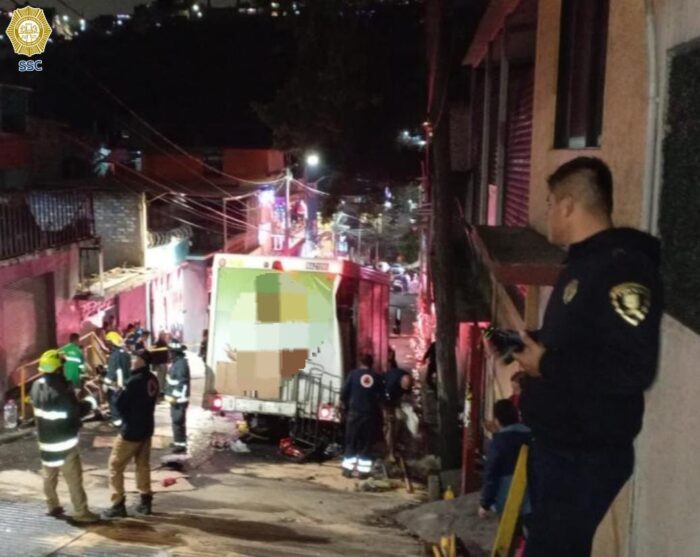 video | camión de refrescos se desliza por la ‘bajada del diablo’ e impacta vivienda en cdmx