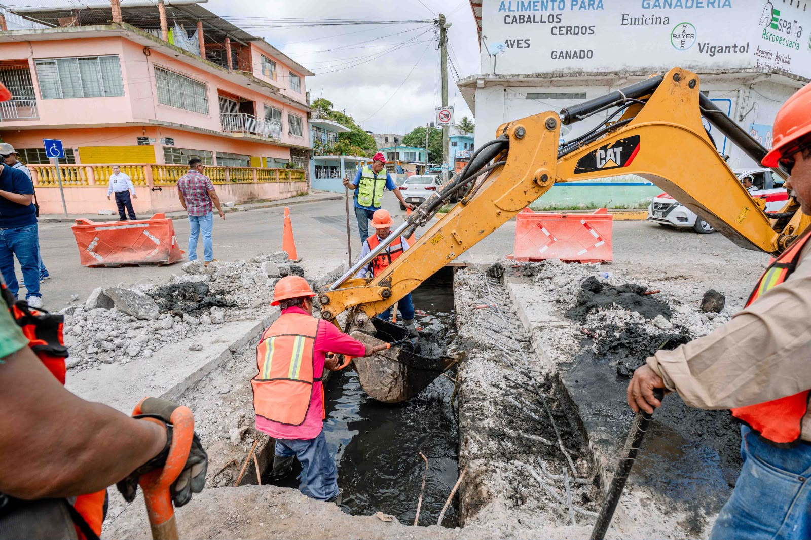 Gobierno de Tuxpan concluye la sustitución de rejillas en la calle 15 de Septiembre – Foto 3
