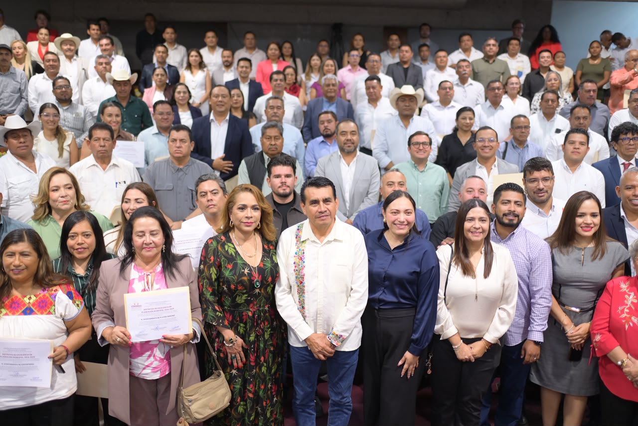 Entrega Congreso 156 Distintivos de Excelencia en Planeación Municipal 2026-2029 - Foto 5