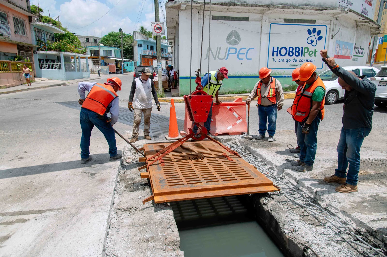 Gobierno de Tuxpan concluye la sustitución de rejillas en la calle 15 de Septiembre