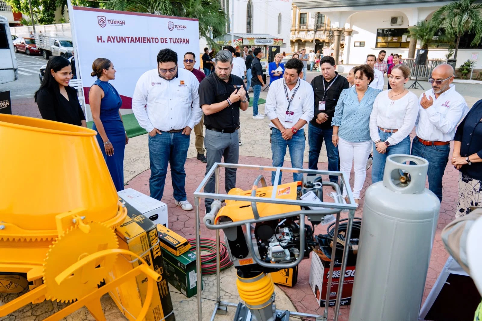 Ayuntamiento de Tuxpan entrega equipo nuevo a Obras Públicas y Servicios Públicos Municipales – Foto 6