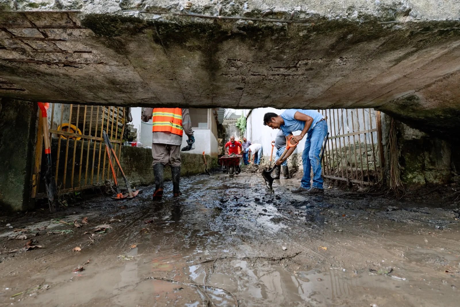 20 años sin atención: Gobierno de Tuxpan inicia “Programa de Limpieza Manual de Drenes Pluviales” – Foto 5