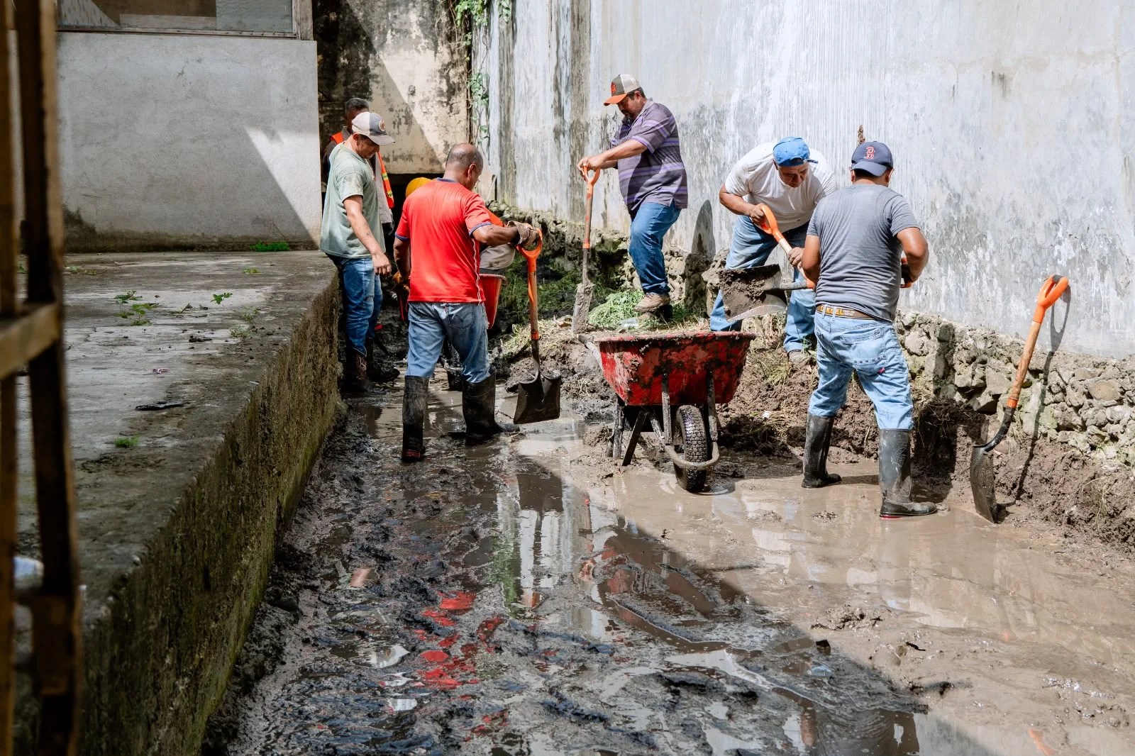 20 años sin atención: Gobierno de Tuxpan inicia “Programa de Limpieza Manual de Drenes Pluviales” – Foto 4
