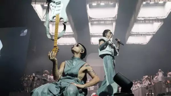Ca7riel y Paco Amoroso llenan el Palacio de los Deportes con