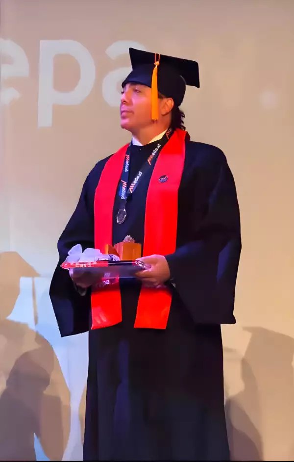 Cristian Castro Gradúa