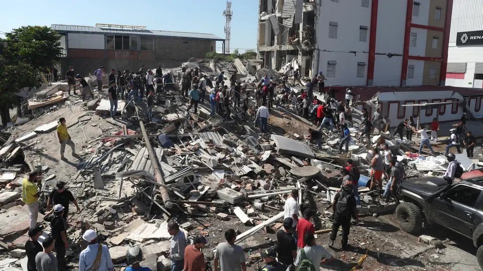 Jhon Arias fleta avión con médicos para víctimas del sismo e