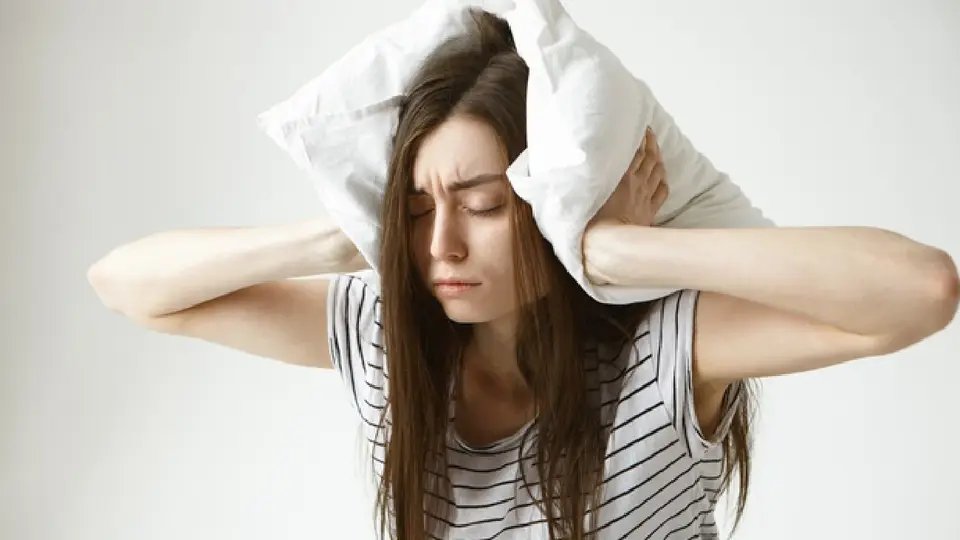 Estrés laboral afecta sueño