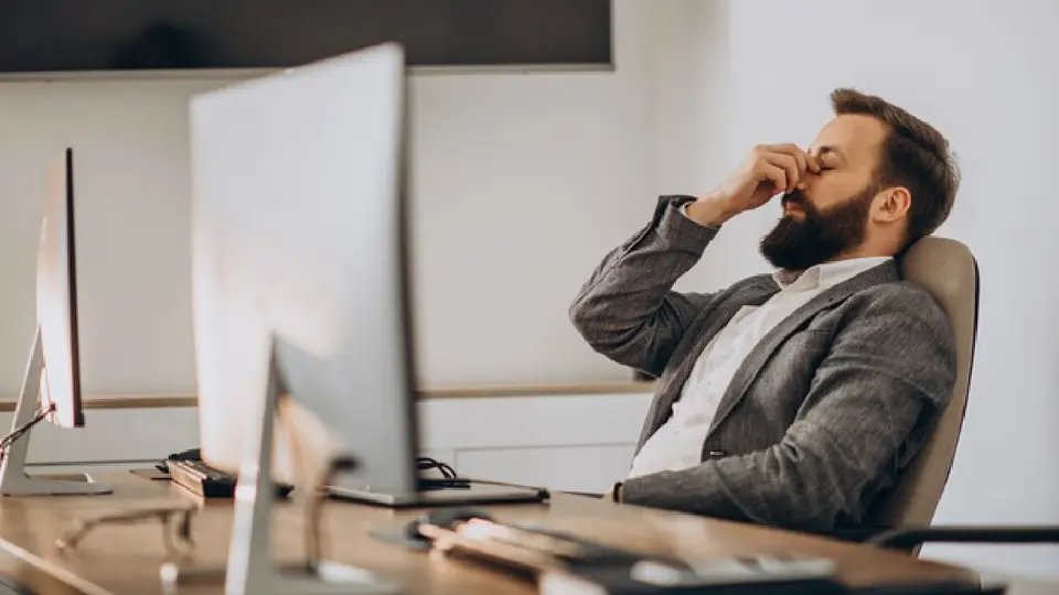 Estrés laboral afecta sueño
