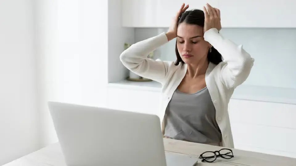Estrés laboral afecta sueño