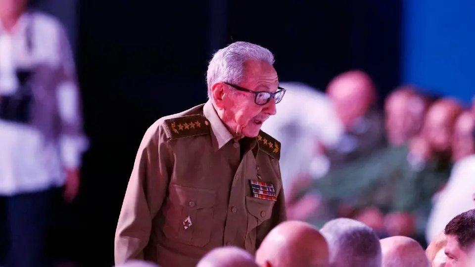 Raúl Castro reaparece