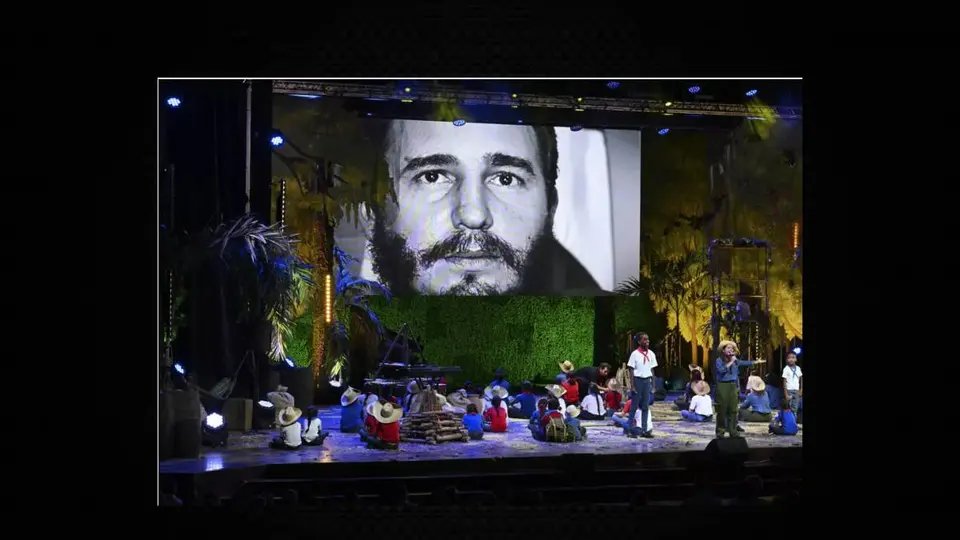 Raúl Castro reaparece