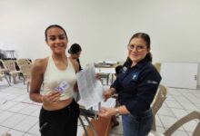 IMM imparte plática sobre relaciones saludables y entrega tarjetas Mujeres Orgullo a personal de CONAFE en Zamora, Michoacán