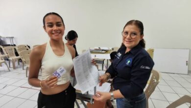 IMM imparte plática sobre relaciones saludables y entrega tarjetas Mujeres Orgullo a personal de CONAFE en Zamora, Michoacán