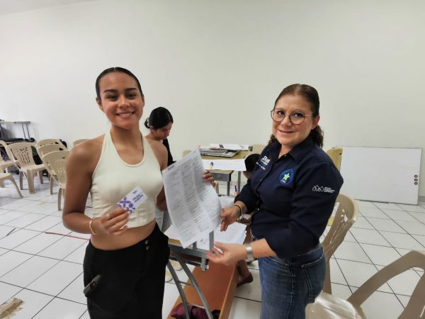 IMM imparte plática sobre relaciones saludables y entrega tarjetas Mujeres Orgullo a personal de CONAFE en Zamora, Michoacán