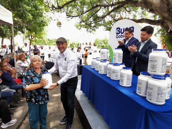 Entrega gratuita de suplemento alimenticio tipo proteína del Buen Gobierno de Zamora, Michoacán