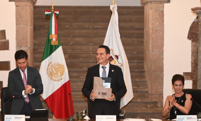 Carlos Soto durante su Segundo Informe de Gobierno