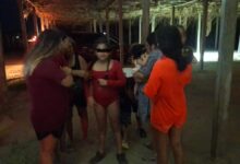 Reencuentro familiar nocturno tras la localización a salvo de dos menores en Playa Mis Amores, Tuxpan