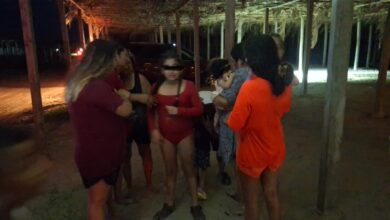 Reencuentro familiar nocturno tras la localización a salvo de dos menores en Playa Mis Amores, Tuxpan
