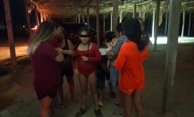 Reencuentro familiar nocturno tras la localización a salvo de dos menores en Playa Mis Amores, Tuxpan