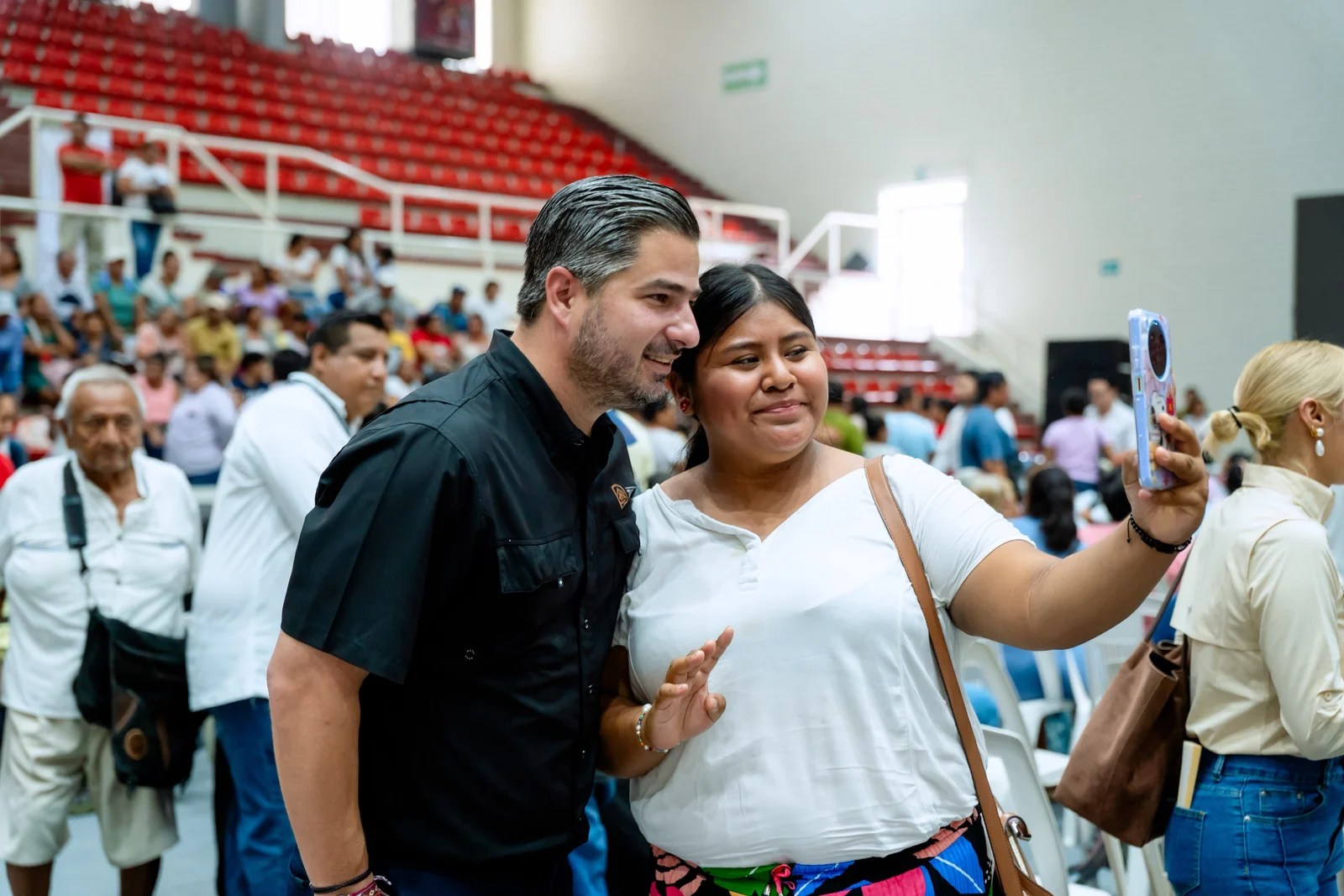 Daniel Cortina y Marisol Martínez acompañan a Rocío Nahle en entrega de apoyos que benefician a 971 tuxpeñas y tuxpeños