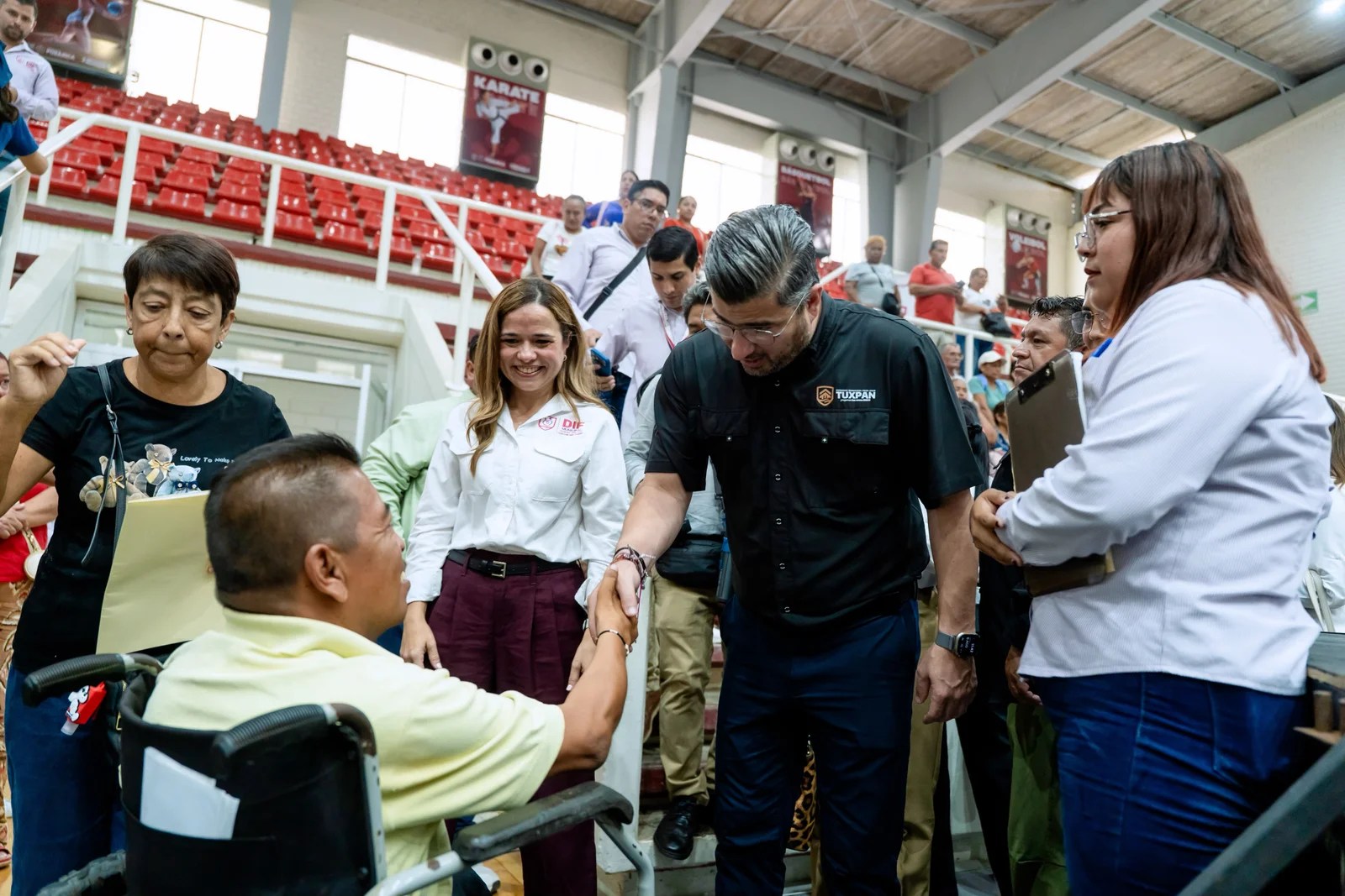 Daniel Cortina y Marisol Martínez acompañan a Rocío Nahle en entrega de apoyos que benefician a 971 tuxpeñas y tuxpeños