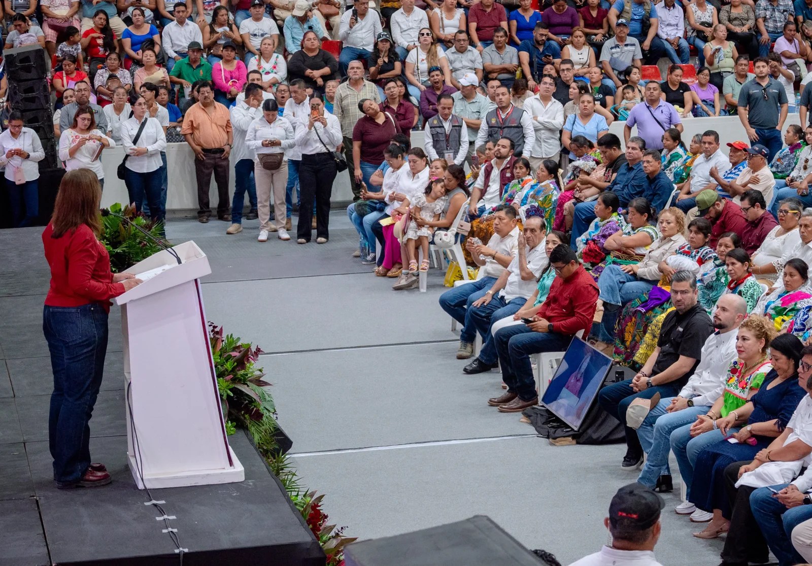 Daniel Cortina y Marisol Martínez acompañan a Rocío Nahle en entrega de apoyos que benefician a 971 tuxpeñas y tuxpeños