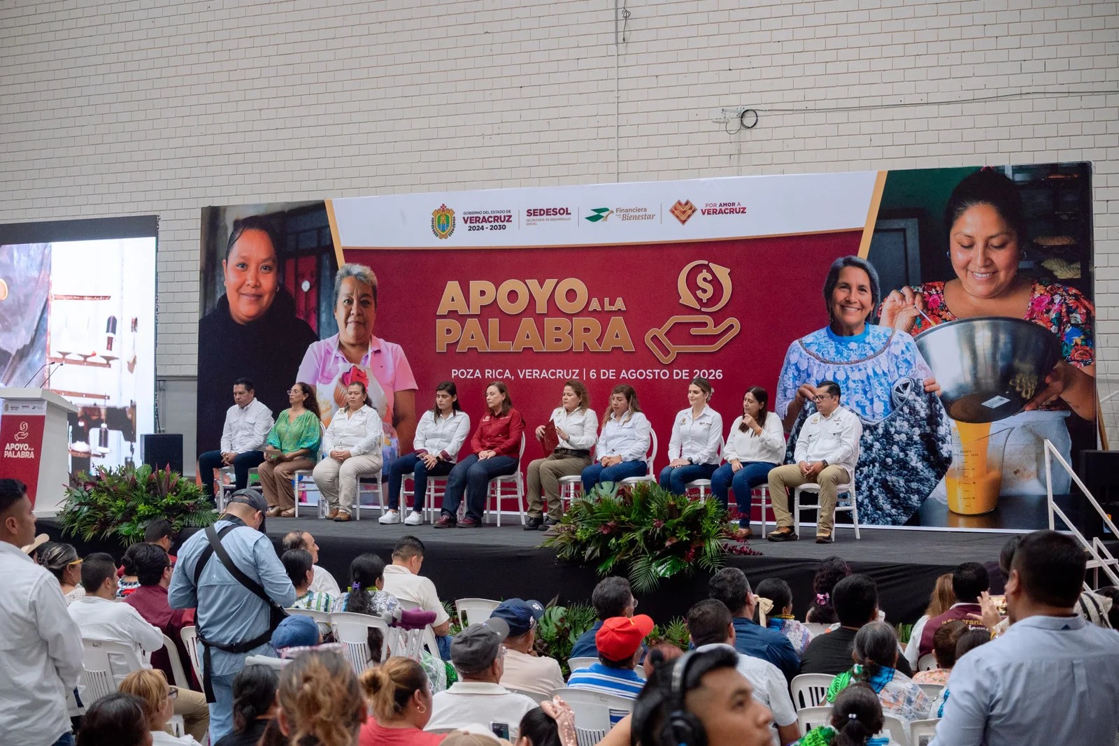 Daniel Cortina y Marisol Martínez acompañan a Rocío Nahle en entrega de apoyos que benefician a 971 tuxpeñas y tuxpeños