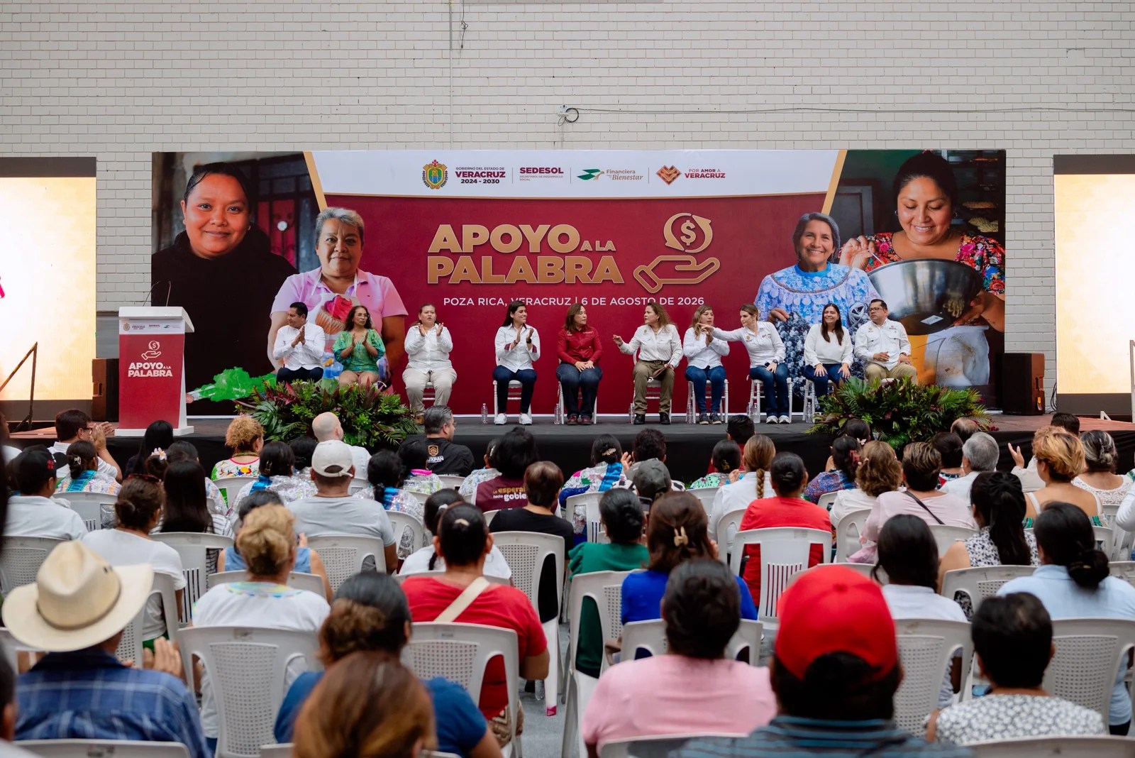 Daniel Cortina y Marisol Martínez acompañan a Rocío Nahle en entrega de apoyos que benefician a 971 tuxpeñas y tuxpeños