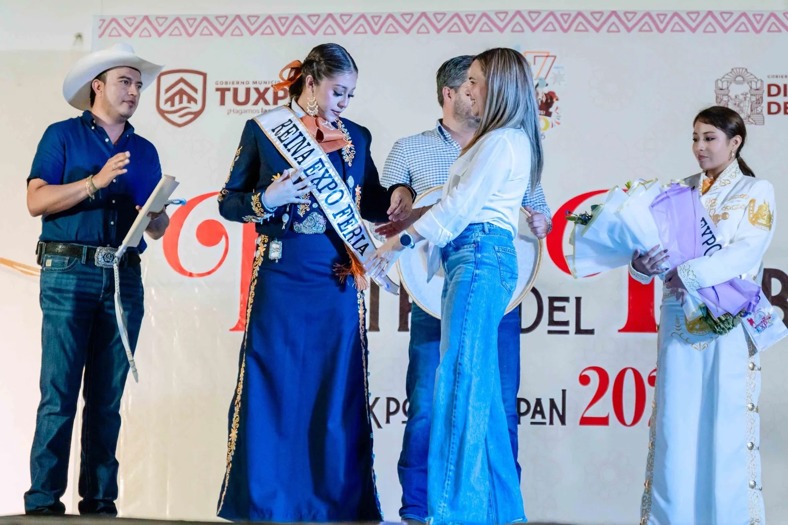 Daniel Cortina corona a Nikole Pulido Kokke como reina de la Expo Tuxpan 2026