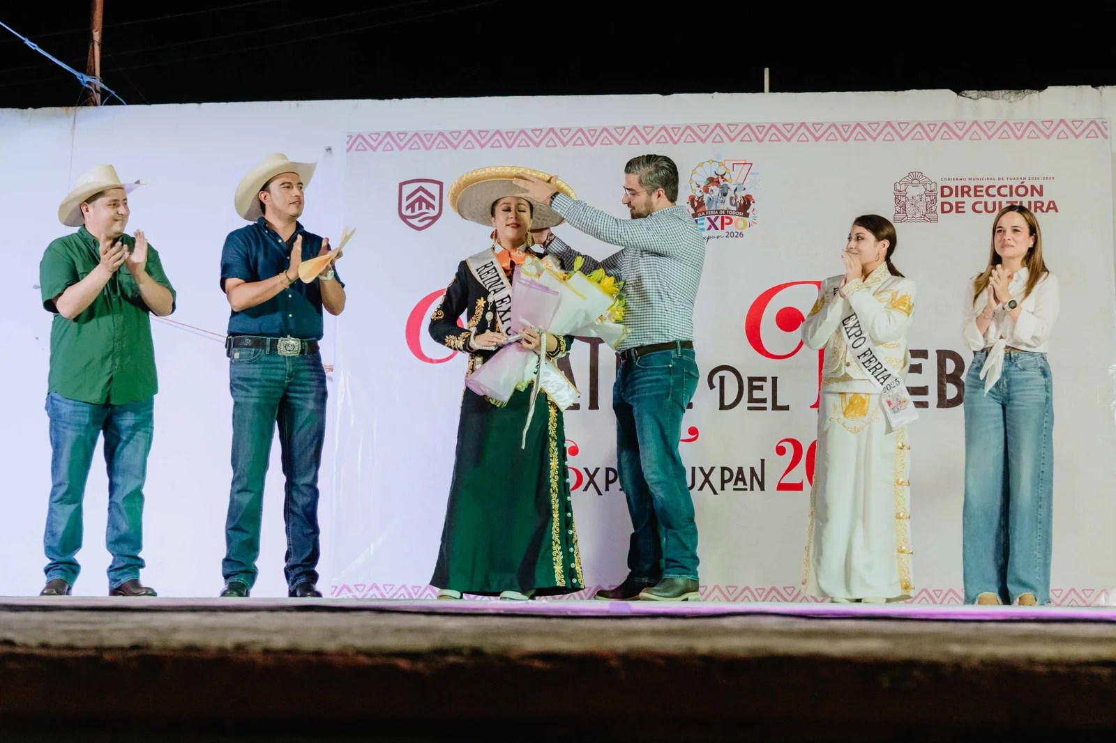 Daniel Cortina corona a Nikole Pulido Kokke como reina de la Expo Tuxpan 2026
