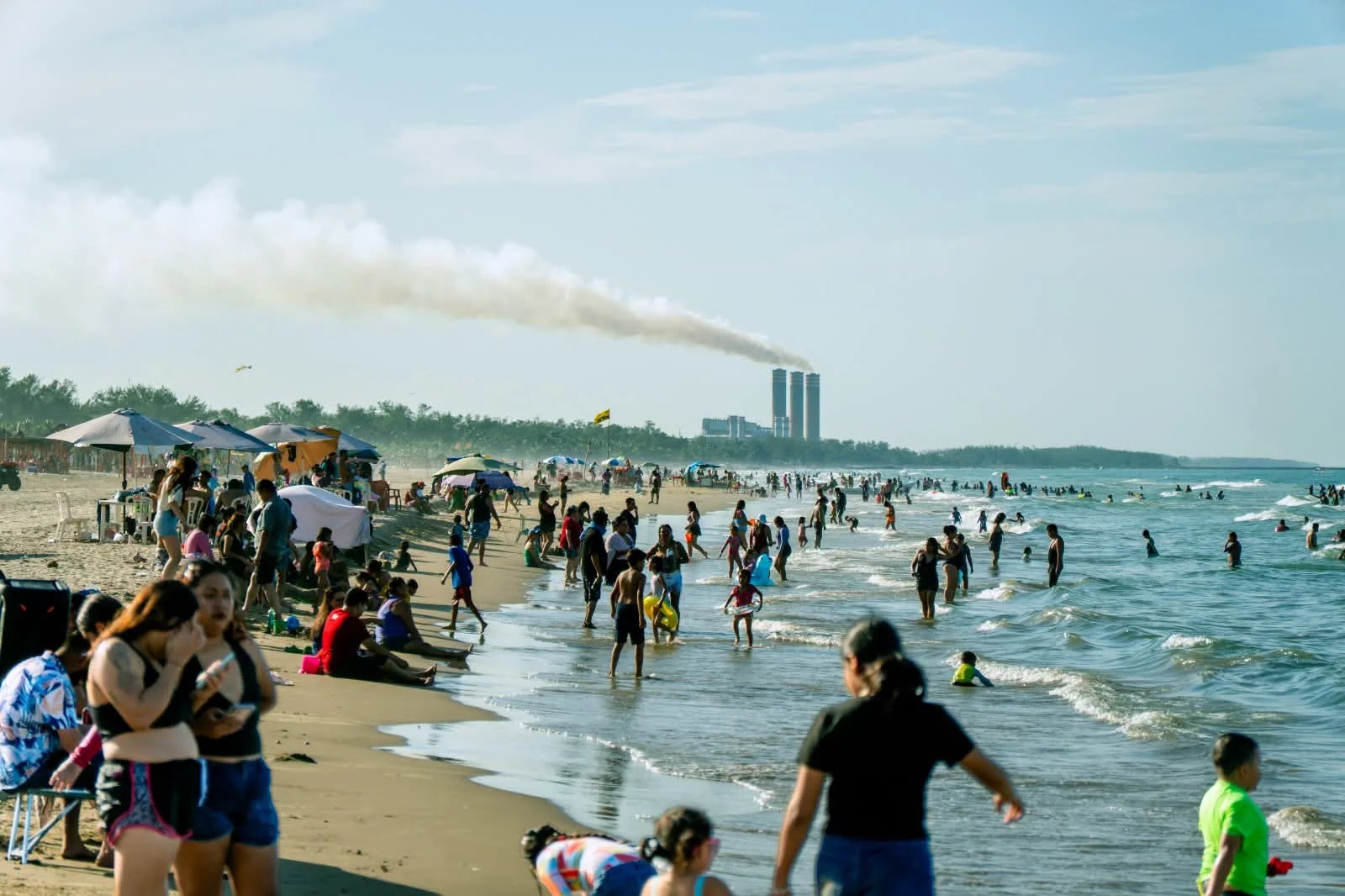 Alcalde Daniel Cortina Martinez destaca gran presencia de turismo y tuxpeños en las playas de nuestro puerto en este fin de semana