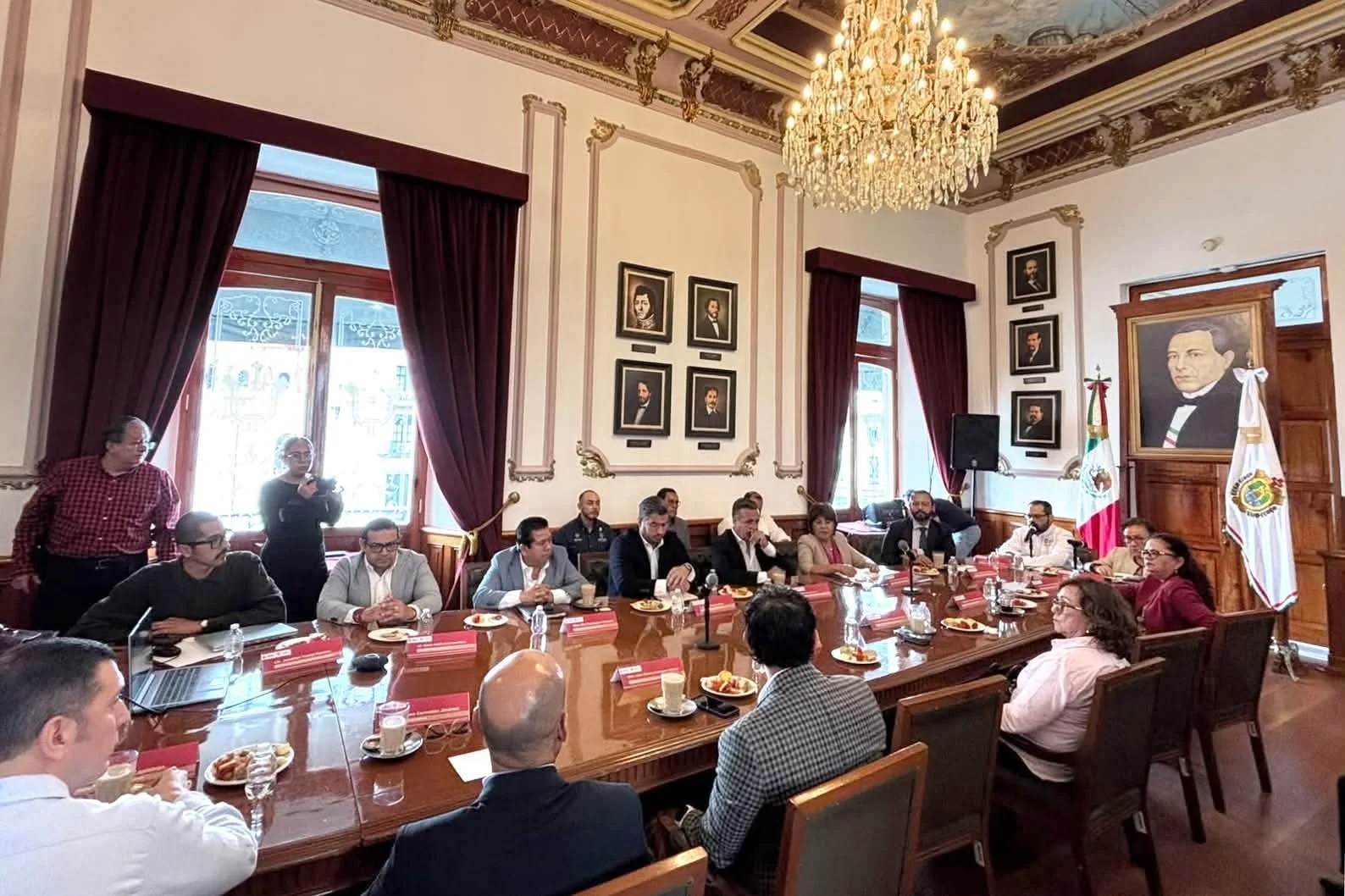Alcalde Daniel Cortina en reunión con autoridades de SEFIPLAN