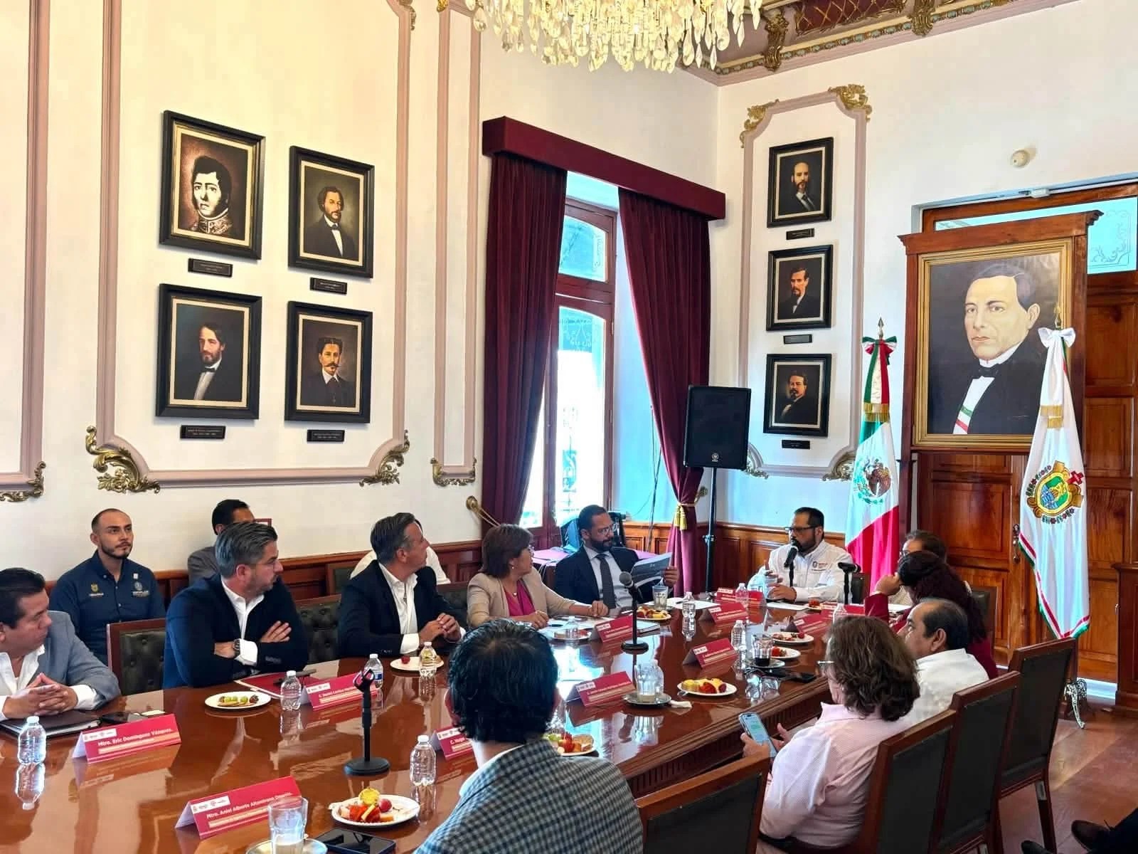 Alcalde Daniel Cortina en reunión con autoridades de SEFIPLAN