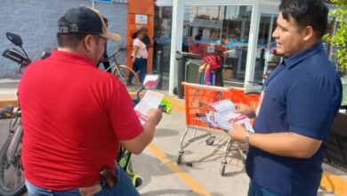 Personal de la SSP entrega volantes de la Jornada Contra la Extorsión y Robo de Vehículos a un motociclista en Chedraui Álamo