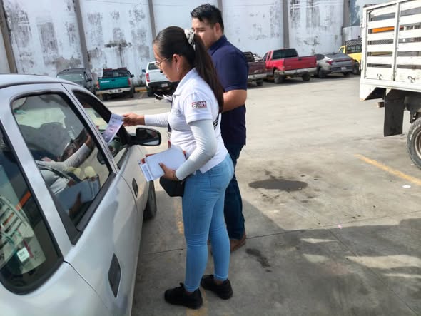 Personal entrega volantes de prevención a automovilista en la Jornada Contra la Extorsión en Chedraui Álamo