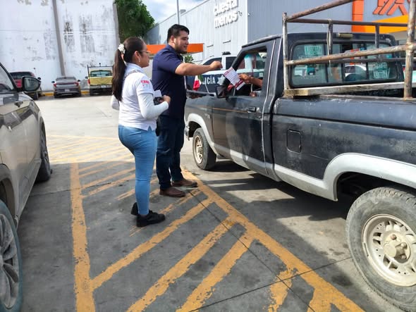 Agentes difunden la campaña contra la extorsión entre conductores en Chedraui Álamo