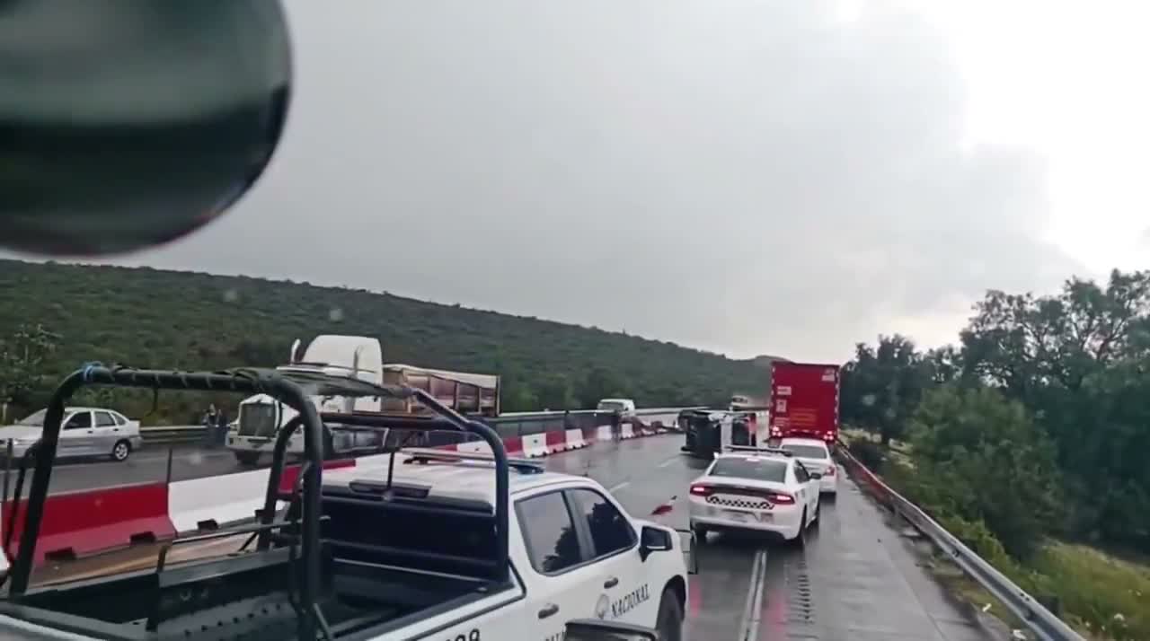 Grúa envuelta en llamas tras chocar en la autopista Arco Norte, a la altura de Ajoloapan