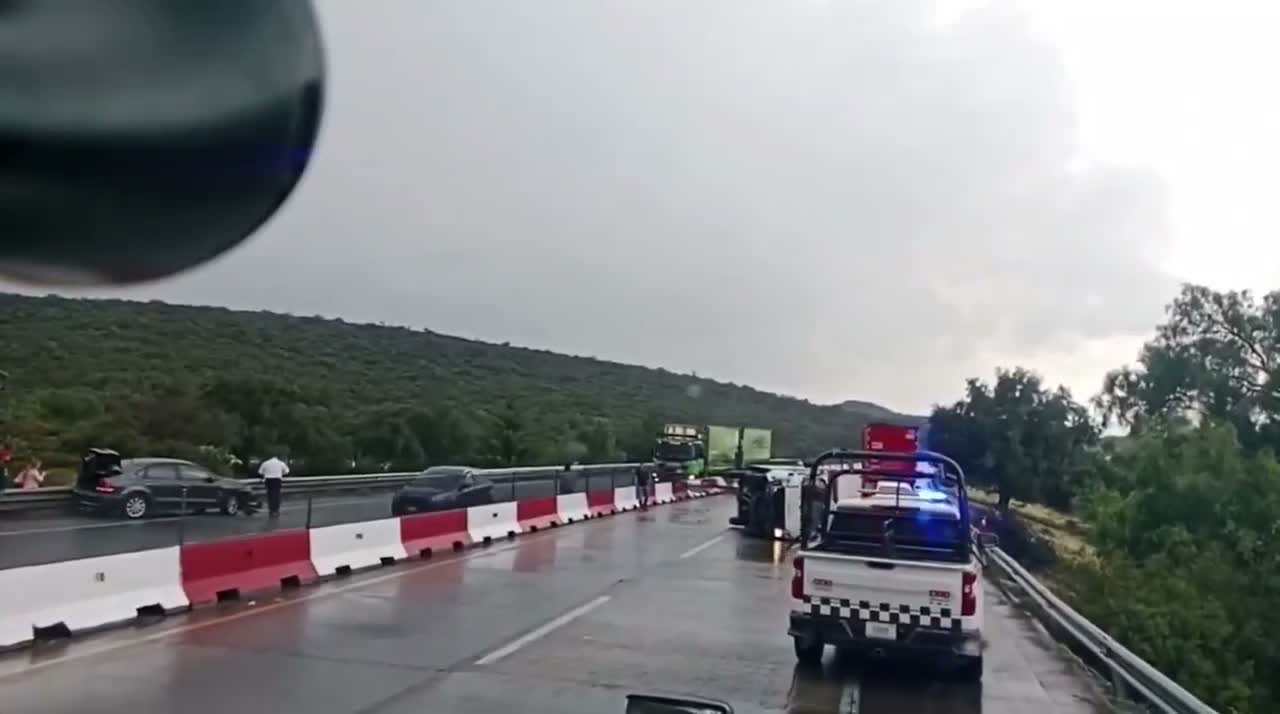 Grúa envuelta en llamas tras chocar en la autopista Arco Norte, a la altura de Ajoloapan