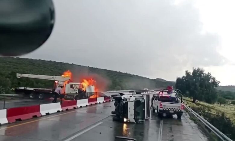 Grúa envuelta en llamas tras chocar en la autopista Arco Norte, a la altura de Ajoloapan