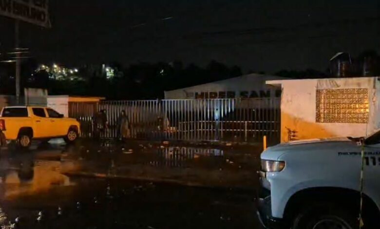 Entrada inundada de la tienda Hiper San Bruno en el barrio de San Bruno, Xalapa, durante la tormenta