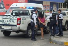 Mujer detenida junto a una patrulla de la Policía Municipal de Orizaba