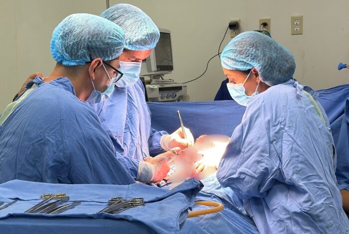 Cirujanos durante una operación en un quirófano