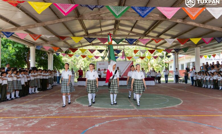 Comunidad escolar de la Primaria Federal Jesús Reyes Heroles encabeza los honores a la bandera en Tuxpan