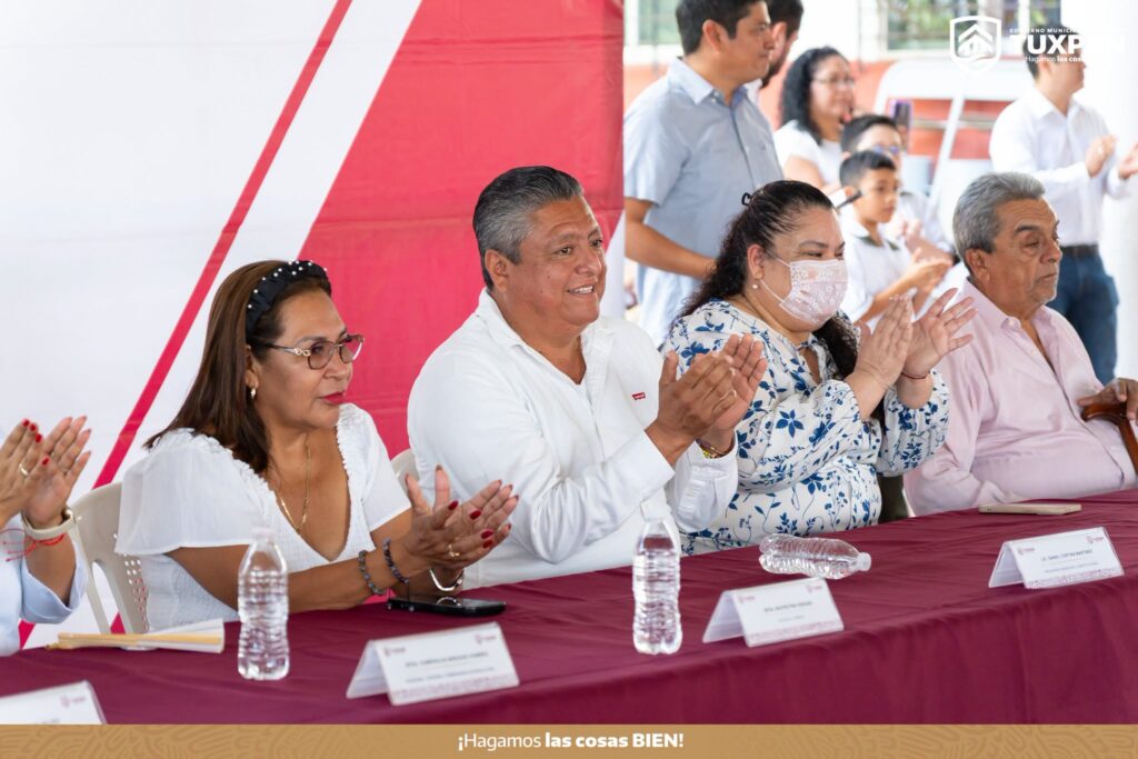 Alumnas y alumnos participan en la ceremonia cívica de honores al Lábaro Patrio en Tuxpan