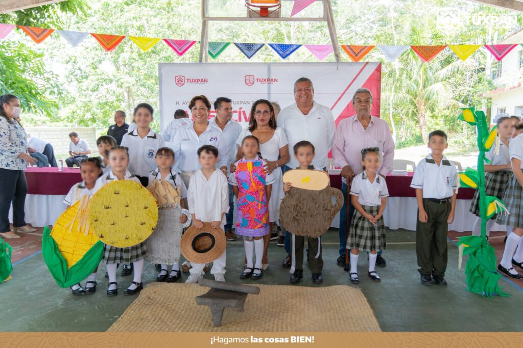 Autoridades municipales acompañan los honores a la bandera en escuela primaria de Tuxpan