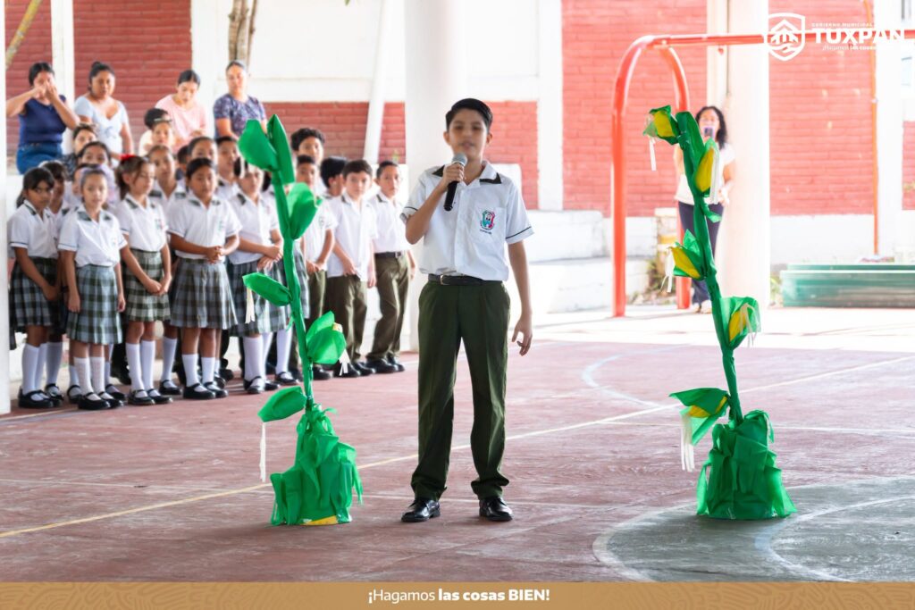 Escolta y comunidad escolar durante los honores a la bandera en la primaria Jesús Reyes Heroles