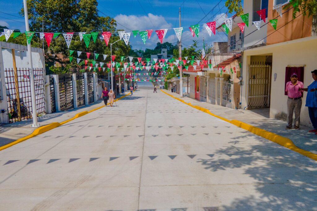 Vecinos y autoridades durante la inauguración de la calle Escarcha en Poza Rica
